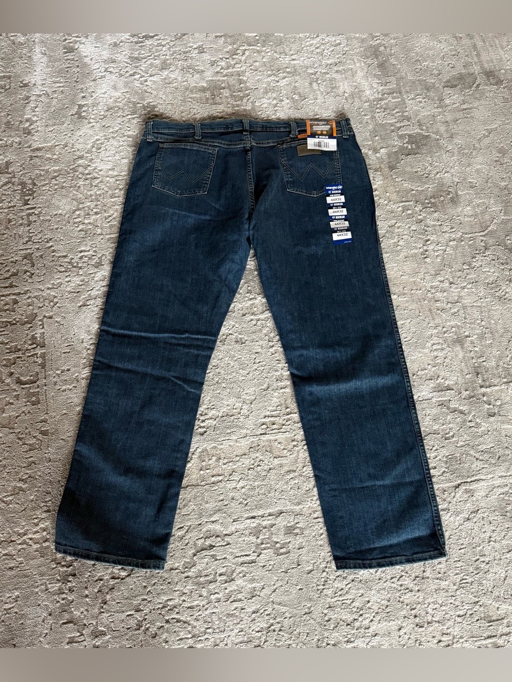 Wrangler Men’s Dark Blue Classic Straight Jeans size 44 x 32 NWT
